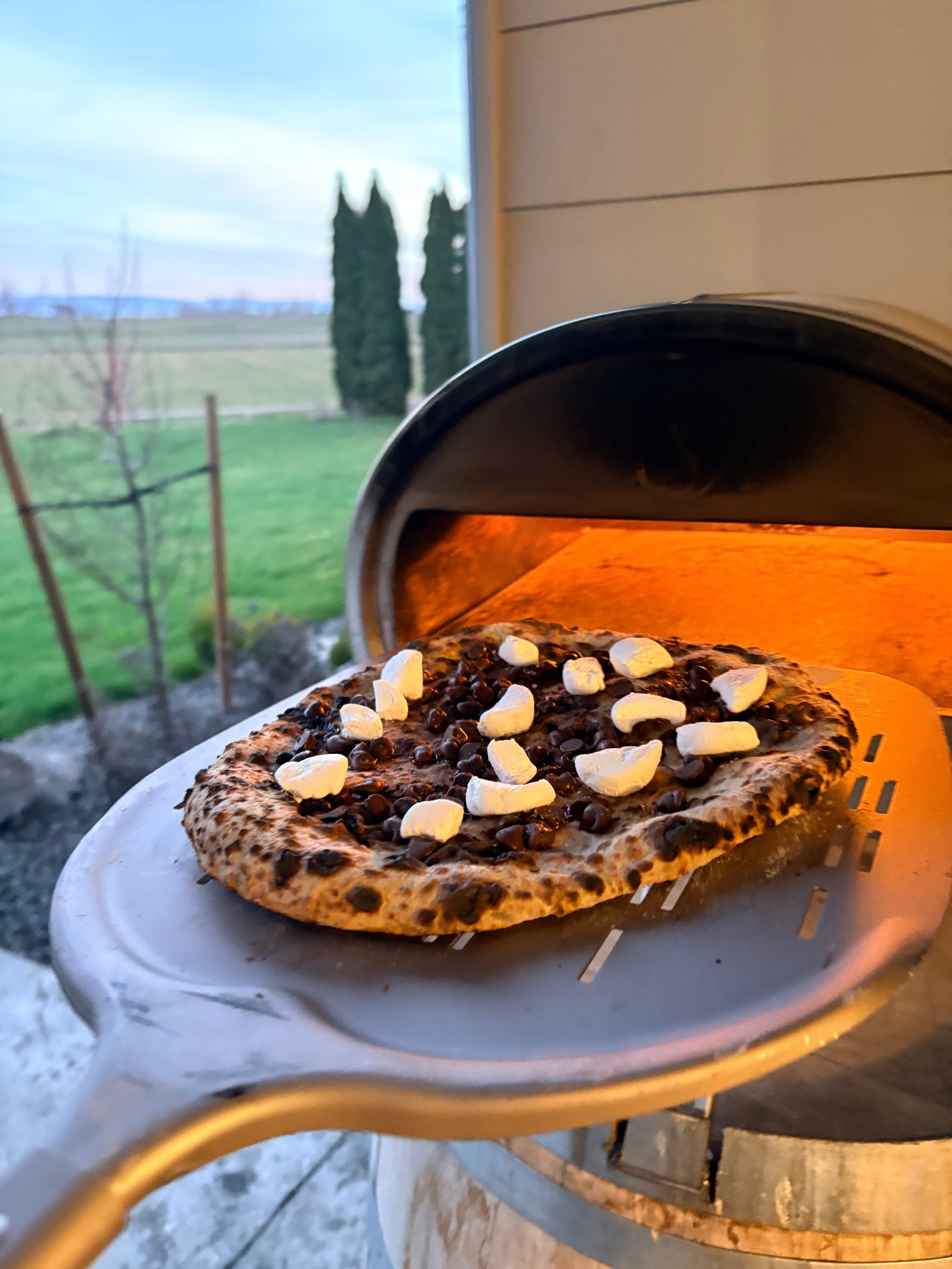Pizza stone temperature dial showing optimal 800 degree range for home pizza oven